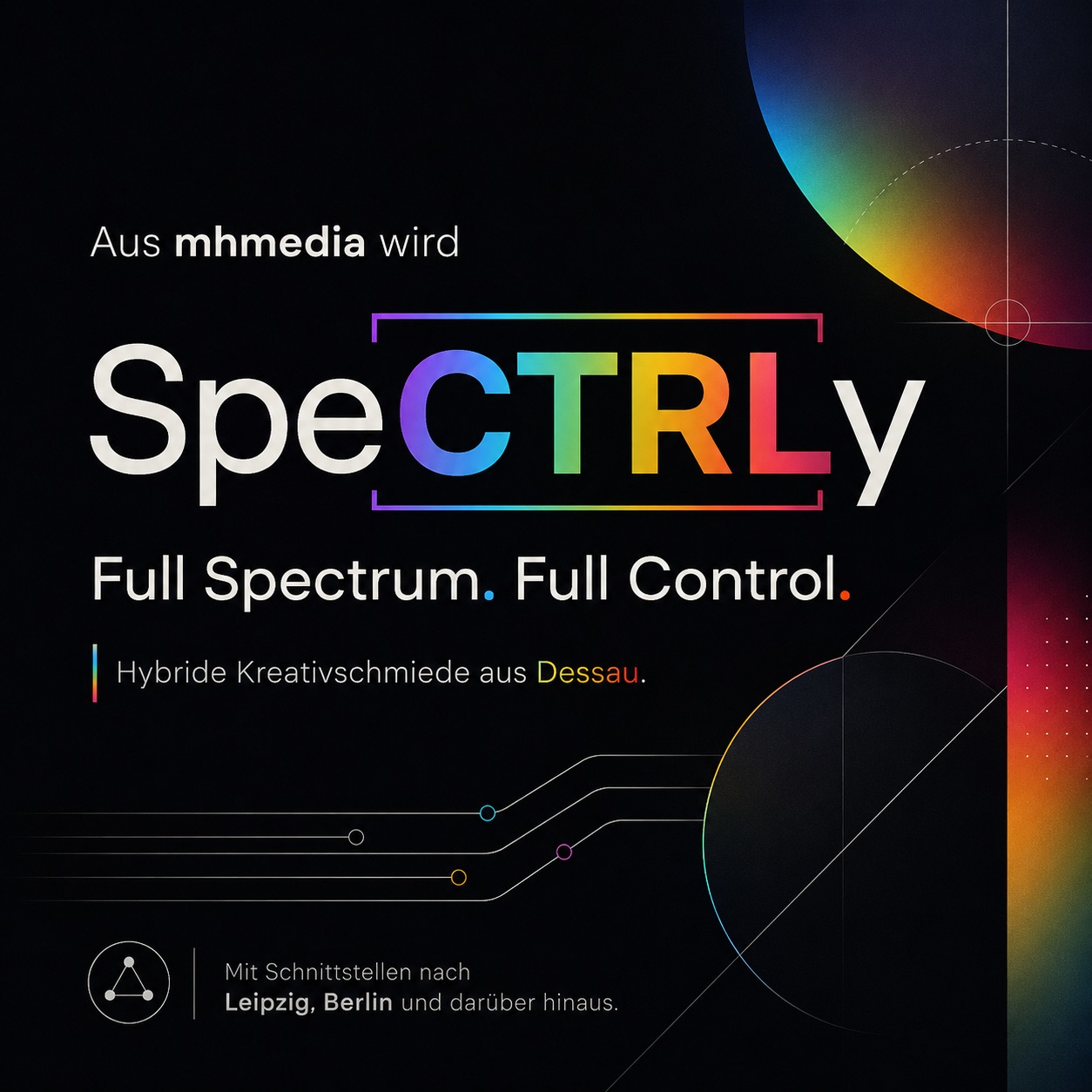 Dunkle quadratische Rebranding-Grafik mit dem Schriftzug „Aus mhmedia wird SpeCTRLy“. Die Buchstaben CTRL sind farbig im Spektrum hervorgehoben. Darunter stehen „Full Spectrum. Full Control.“ und „Hybride Kreativschmiede aus Dessau“. Geometrische Linien und farbige Akzente symbolisieren Vernetzung, Technologie und Kontrolle.